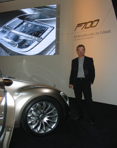 Dr. Ralph Streiter mit dem F700 und PRE-SCAN auf der IAA 2007